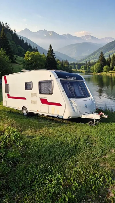 Rulotă Swift Charisma 550 — 5 locuri, pregătită de off-camping