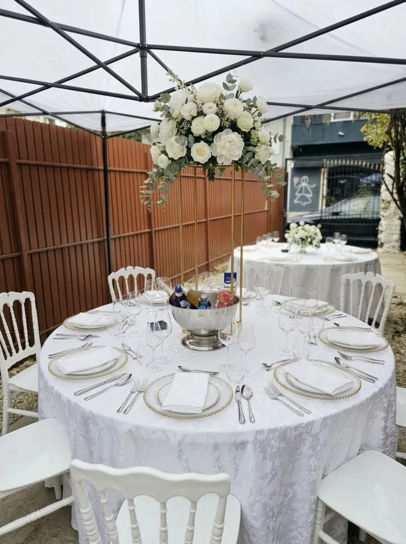 Set evenimente: mese rotunde 12 persoane, scaune Chiavari, veselă completă și umbrele